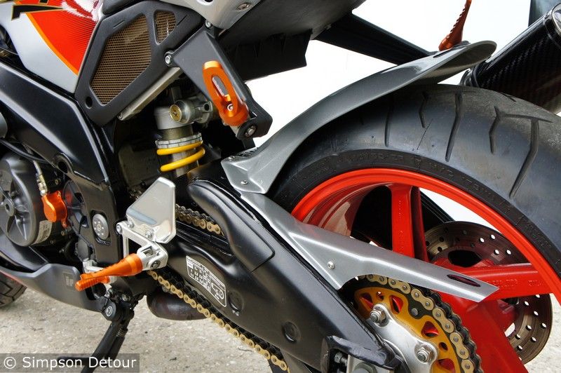 Aprilia Tuono >05 Huggers